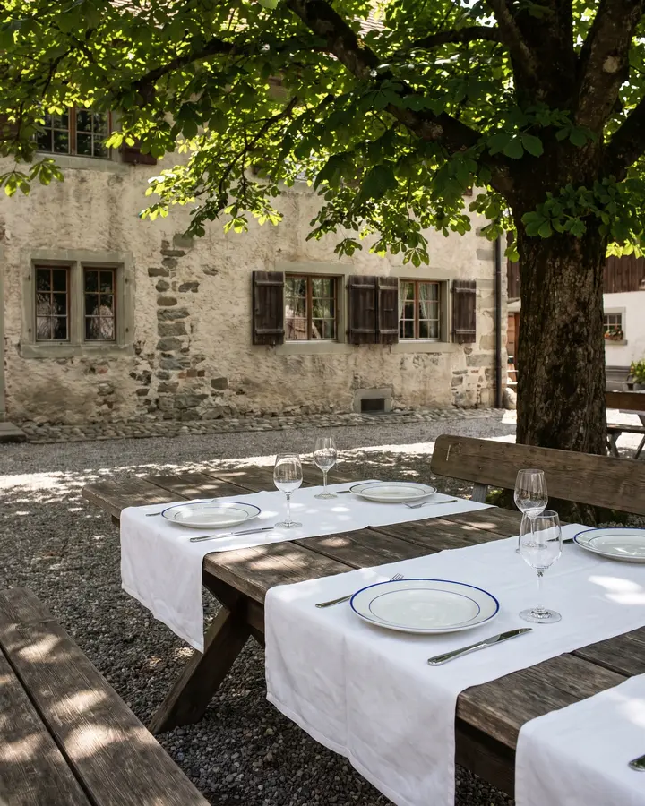 Gedeckter Tisch unter der Kastanie, vor dem Haus
