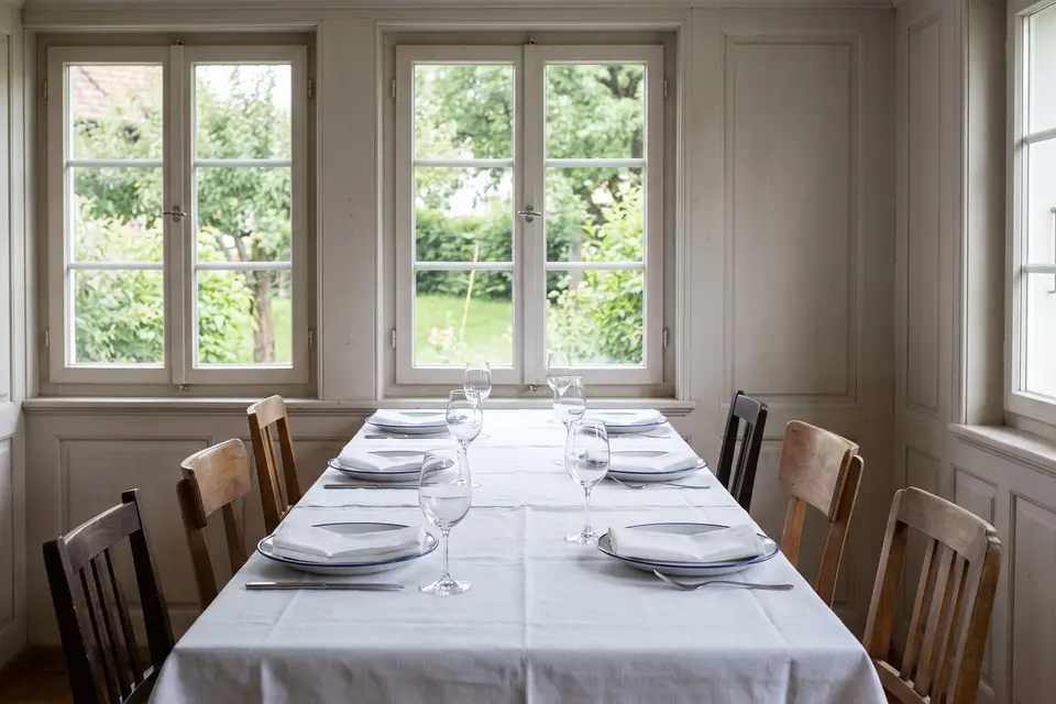 Das Säli mit der langen Tafel, die Fenster gehen in den Garten